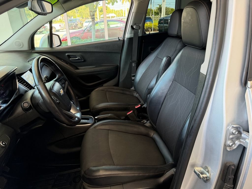 Used 2020 Chevrolet Trax LT w/ LT Convenience Package FWD image 9
