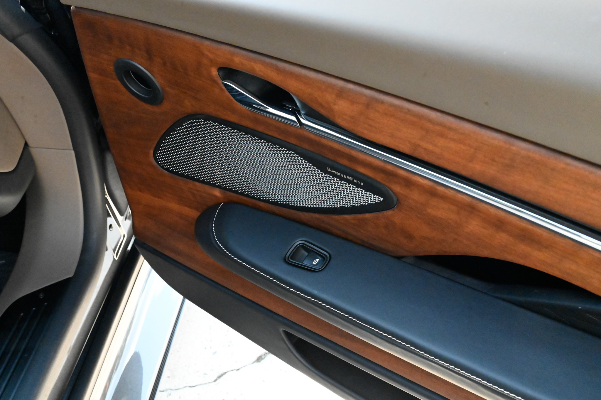 Used 2024 Aston Martin DB12 Coupe RWD image 28