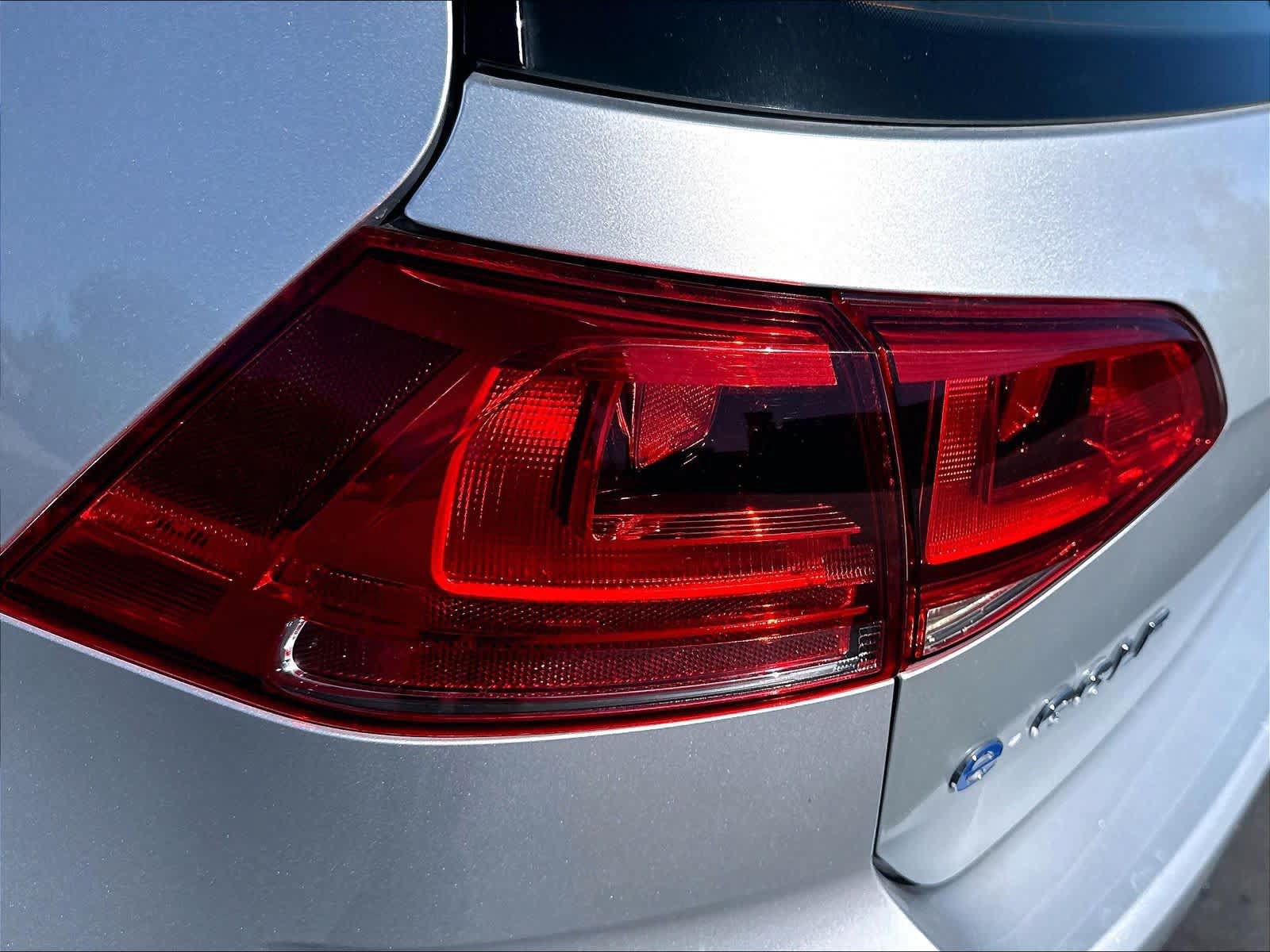 Used 2016 Volkswagen e-Golf SE w/ DC Fast Charging Package FWD image 33
