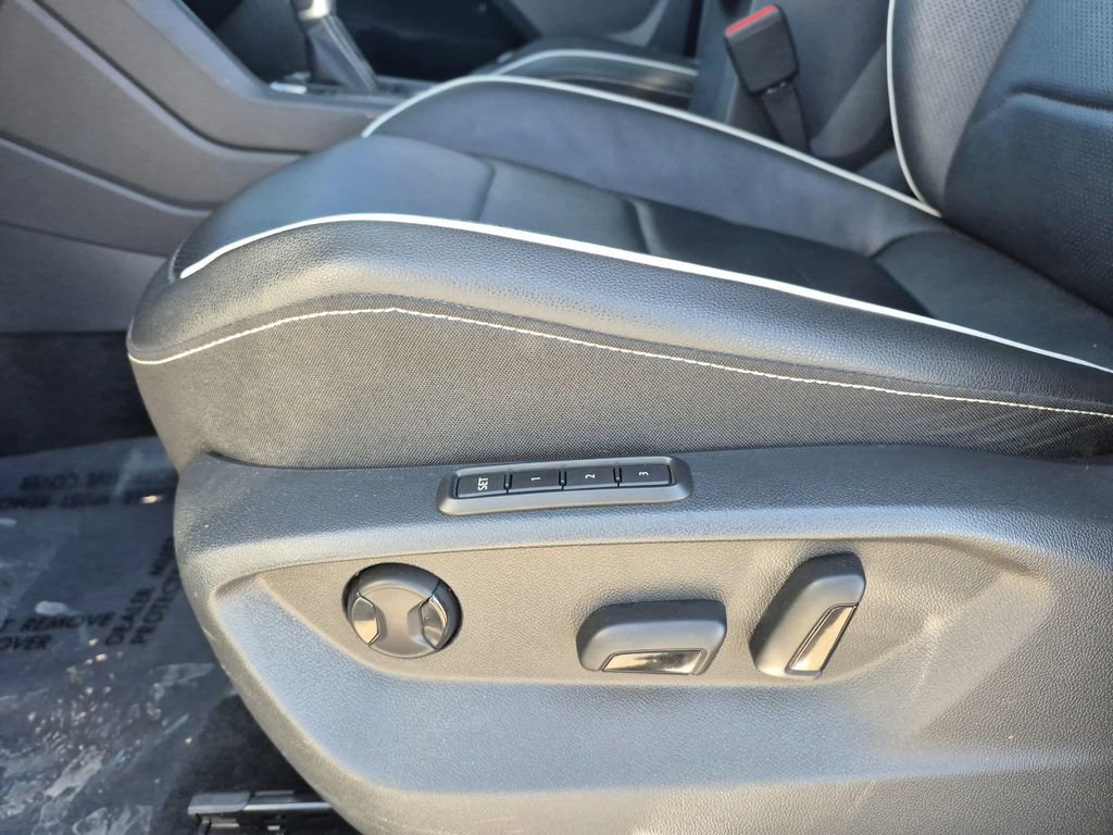 Used 2022 Volkswagen Tiguan SEL R-Line image 12