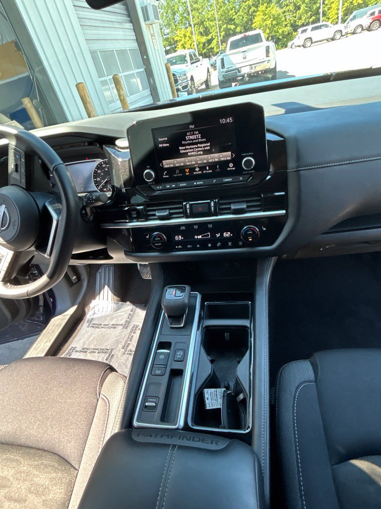 Used 2025 Nissan Pathfinder SV FWD image 18