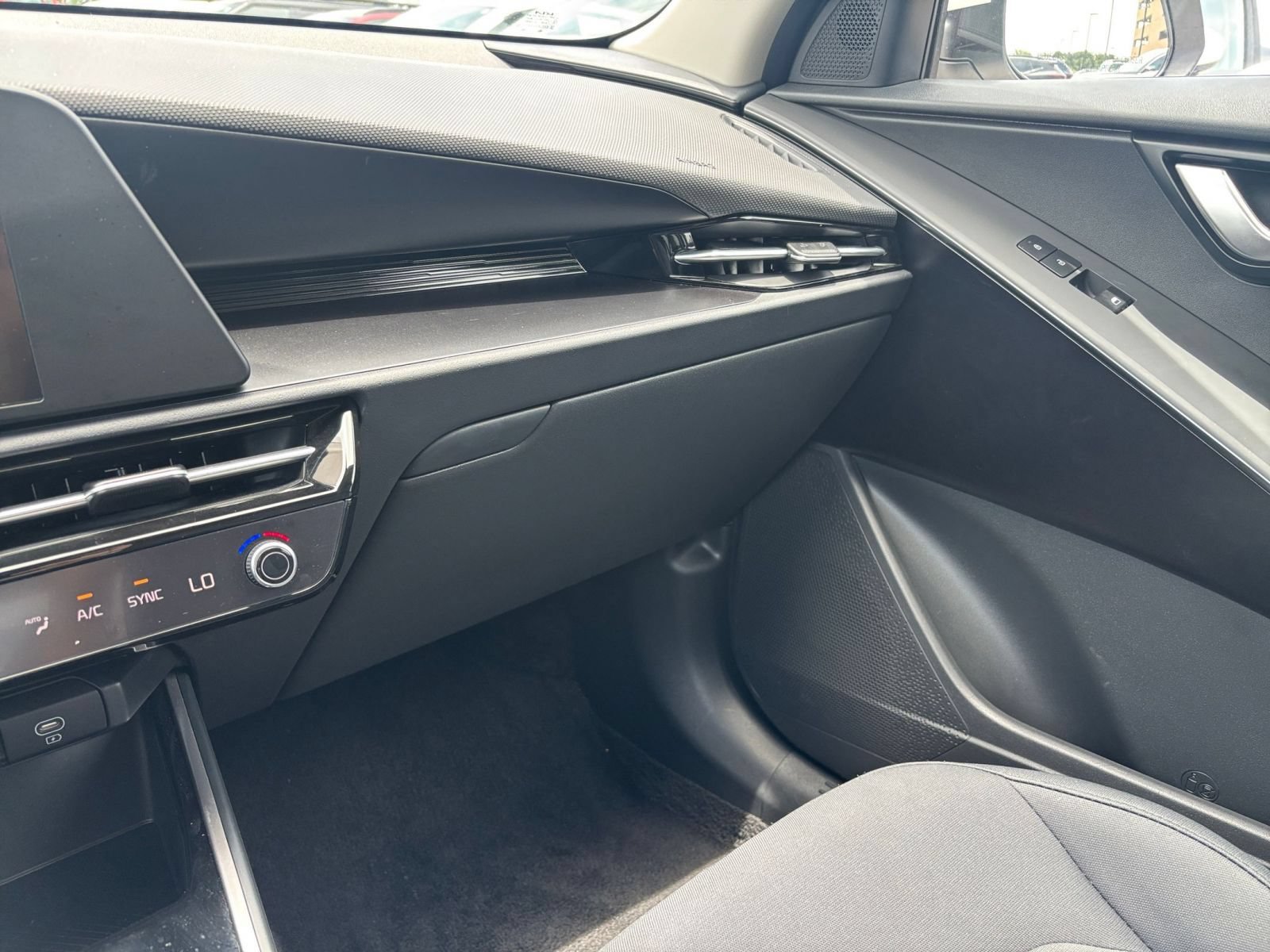 Used 2026 Kia Niro LX FWD image 33