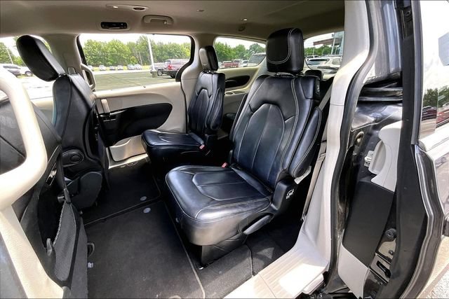 Used 2023 Chrysler Pacifica Touring-L FWD image 22