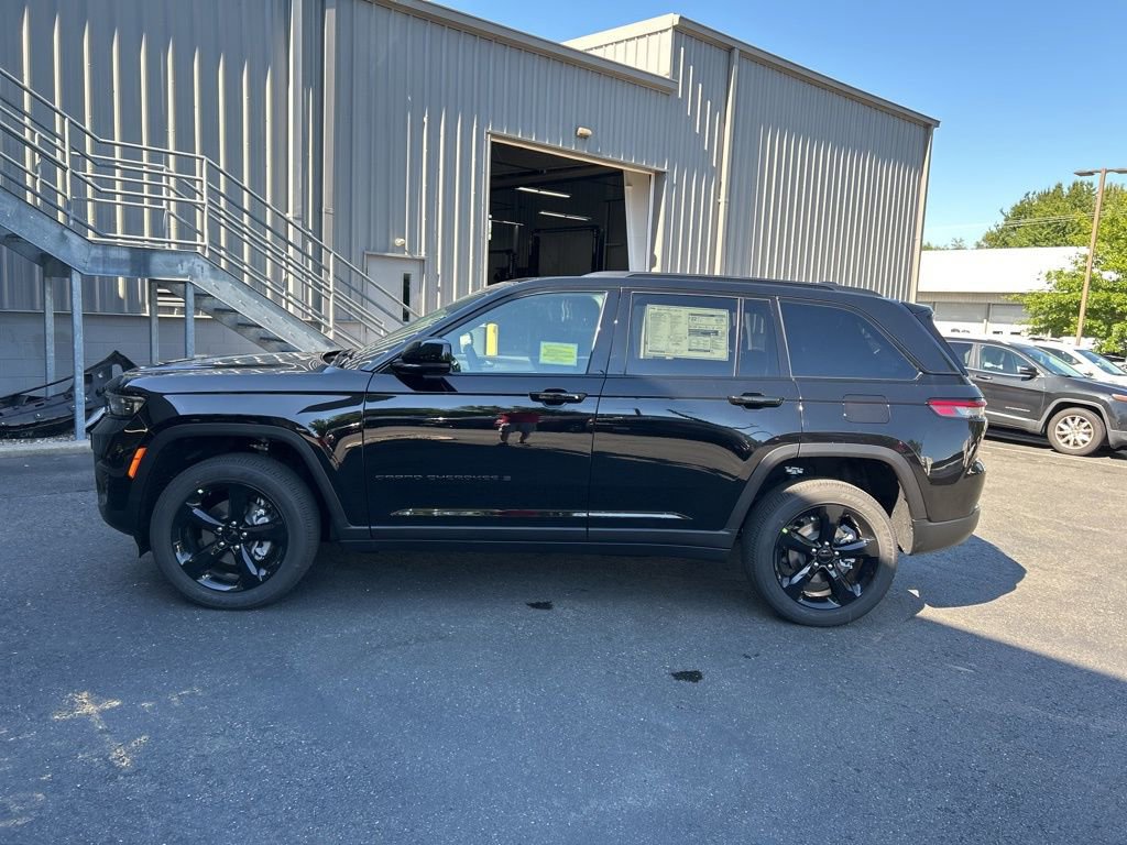 New 2025 Jeep Grand Cherokee Altitude image 8
