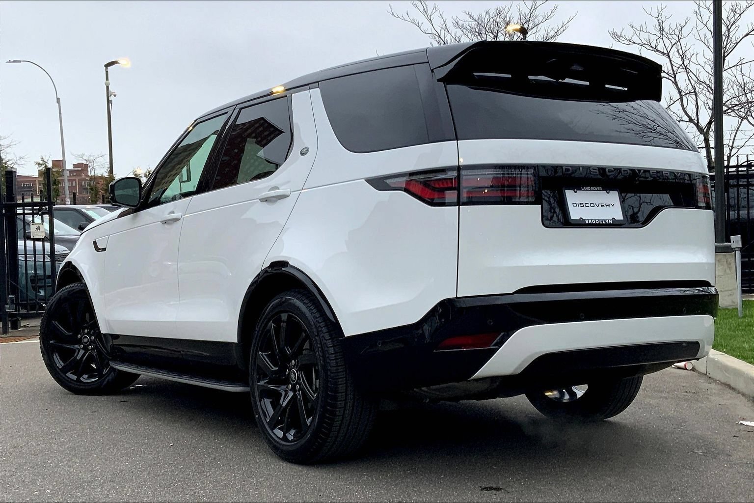 Certified 2025 Land Rover Discovery Dynamic SE AWD/4WD image 11