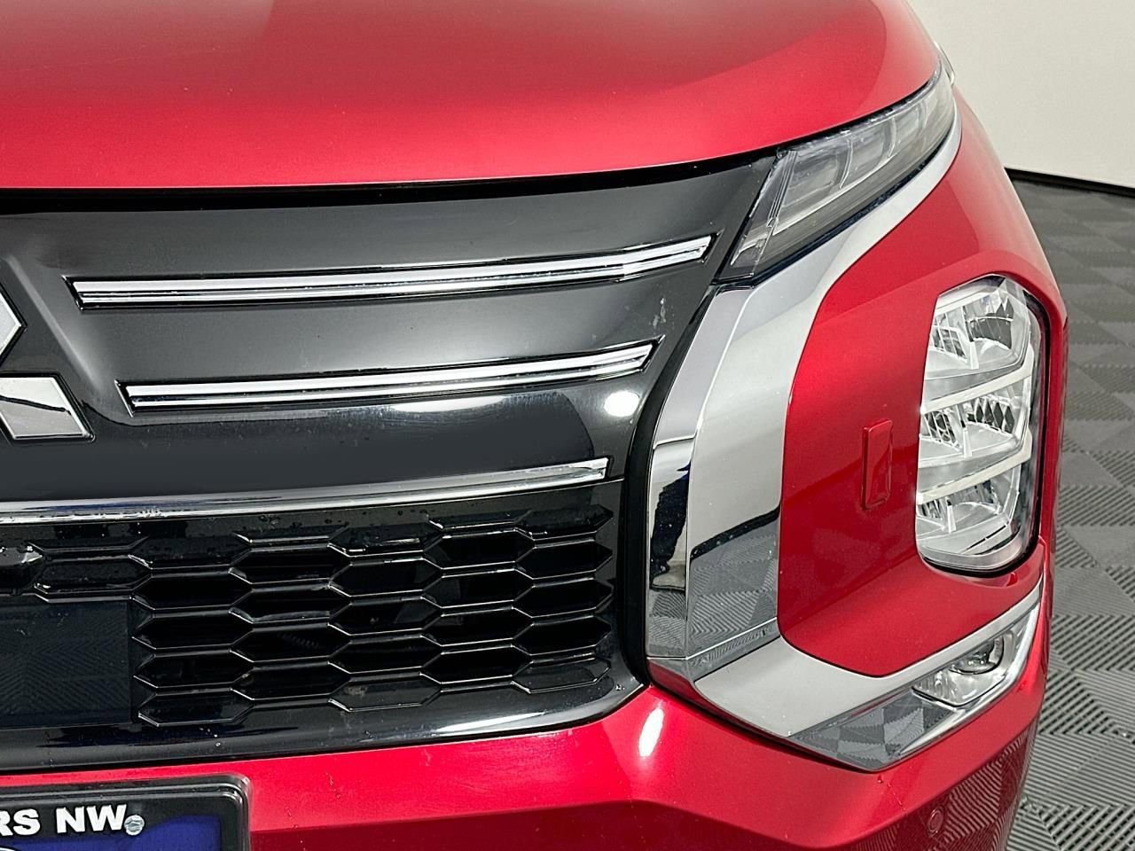 Used 2025 Mitsubishi Outlander SE image 4