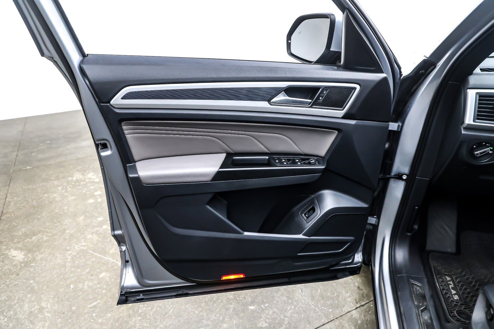 Used 2021 Volkswagen Atlas Cross Sport SE w/ V6 Towing Package image 21