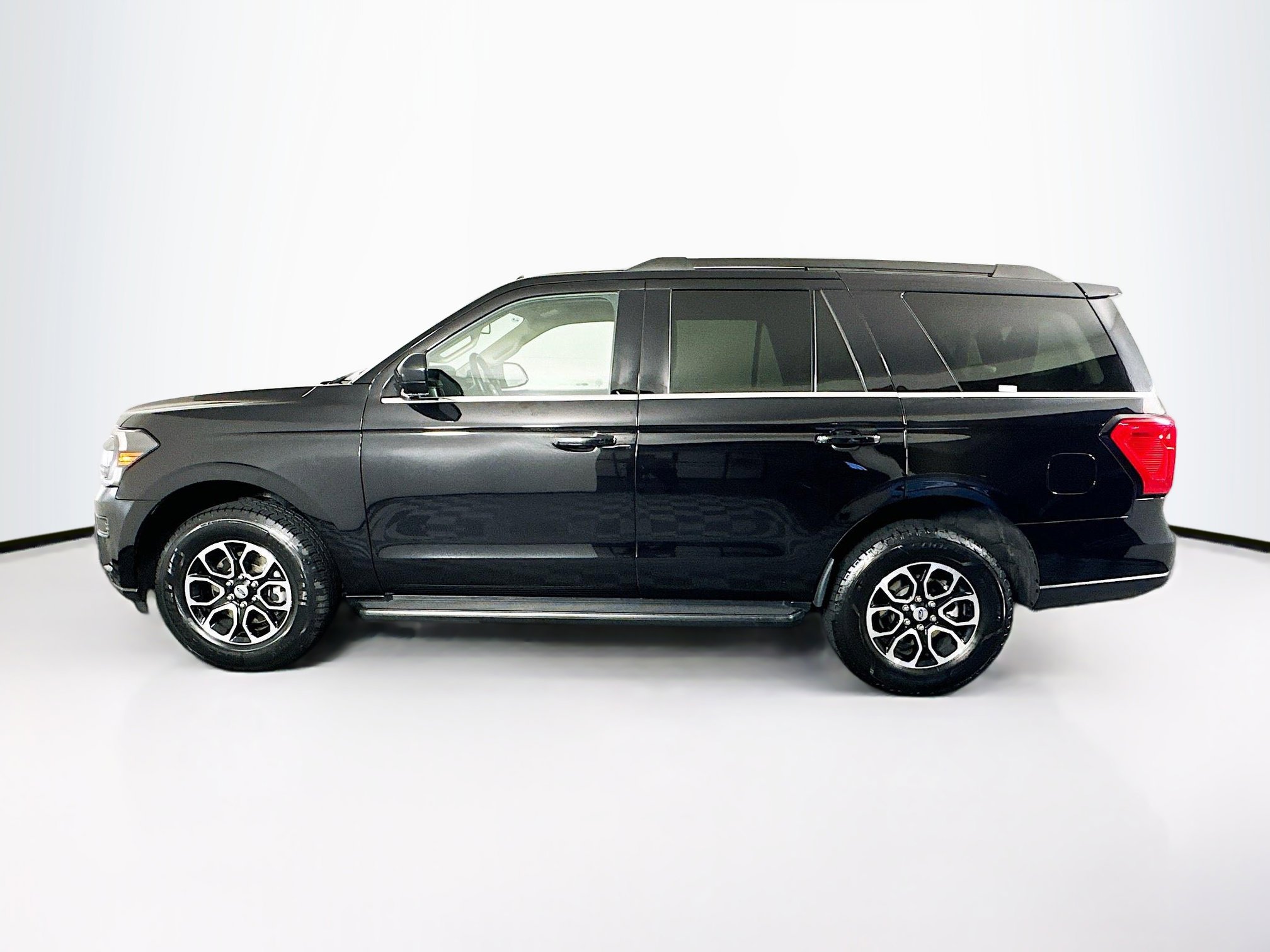 Used 2024 Ford Expedition XLT image 4