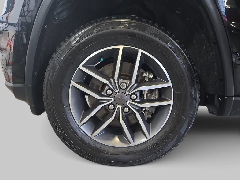 Used 2021 Jeep Grand Cherokee Laredo AWD/4WD image 36