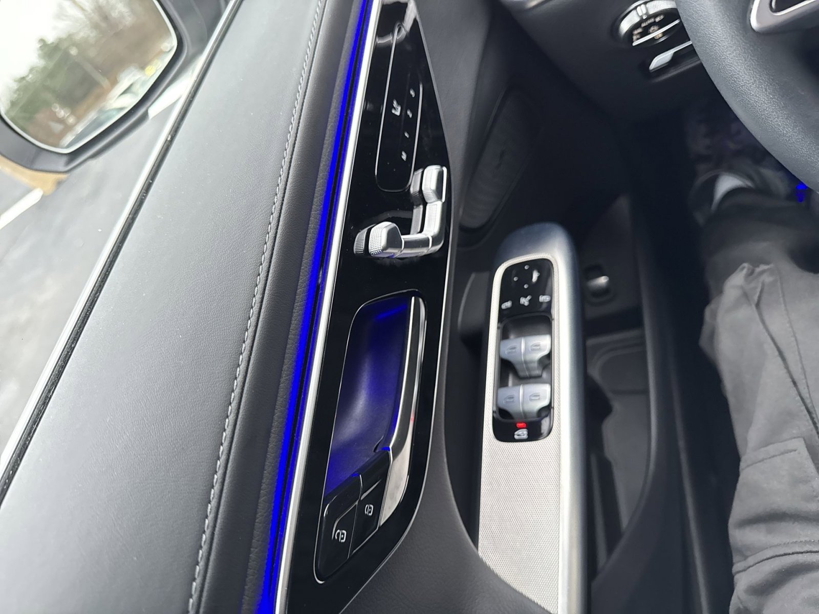 Used 2024 Mercedes-Benz GLC 300 4MATIC image 9