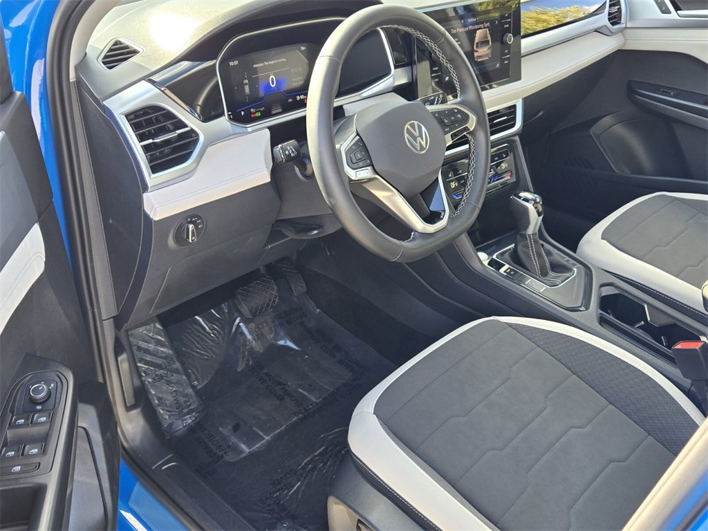 Certified 2025 Volkswagen Taos SE w/ Panoramic Sunroof Package image 11