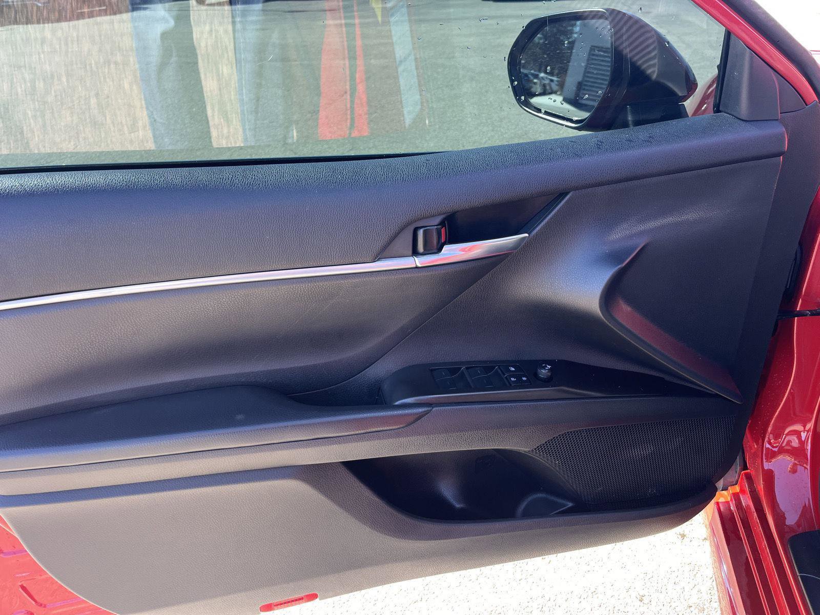 Used 2022 Toyota Camry SE w/ Cold Weather Package image 9