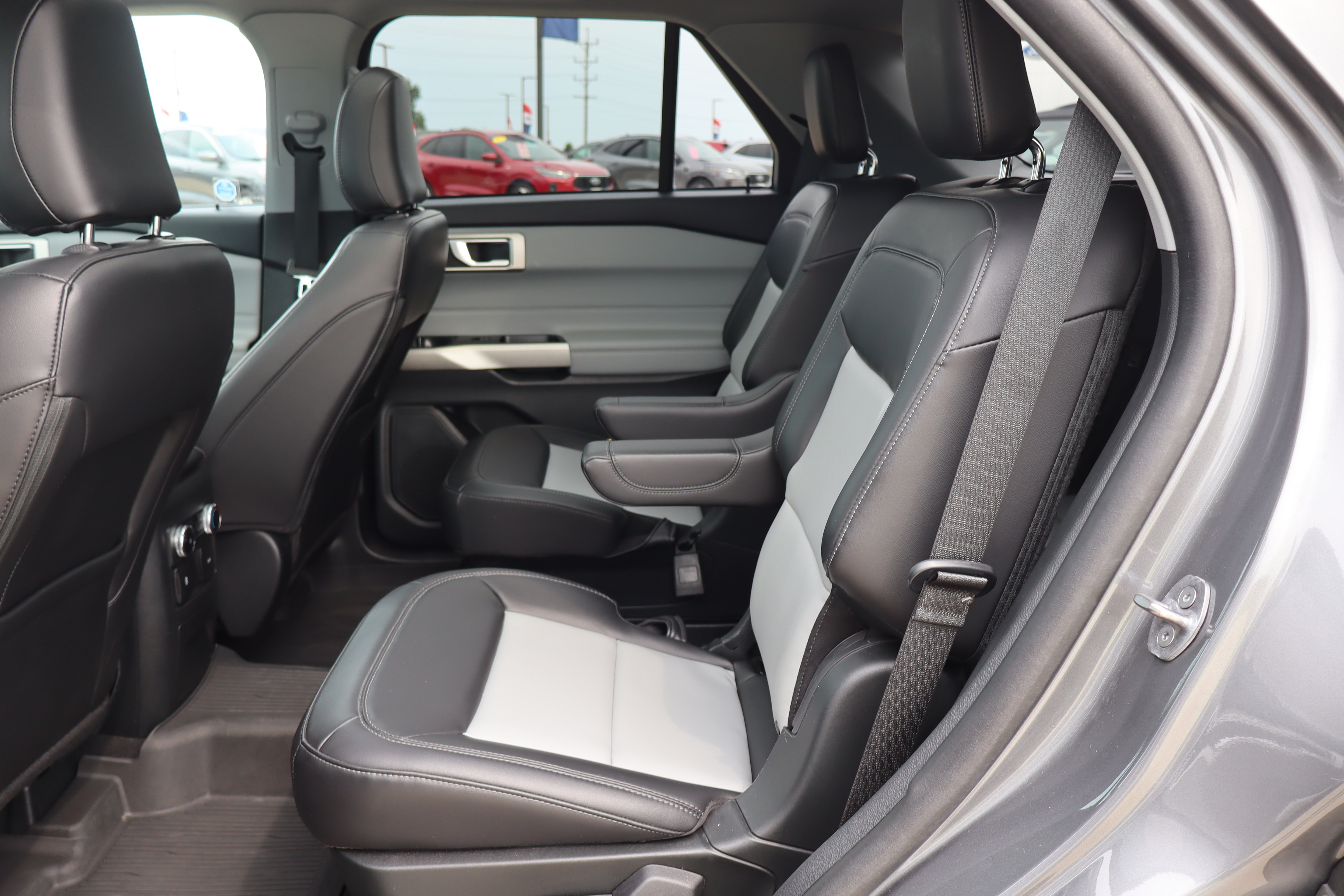 Used 2023 Ford Explorer XLT w/ Equipment Group 202A AWD/4WD image 10