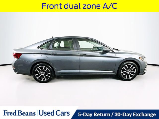 Used 2025 Volkswagen Jetta SE image 9