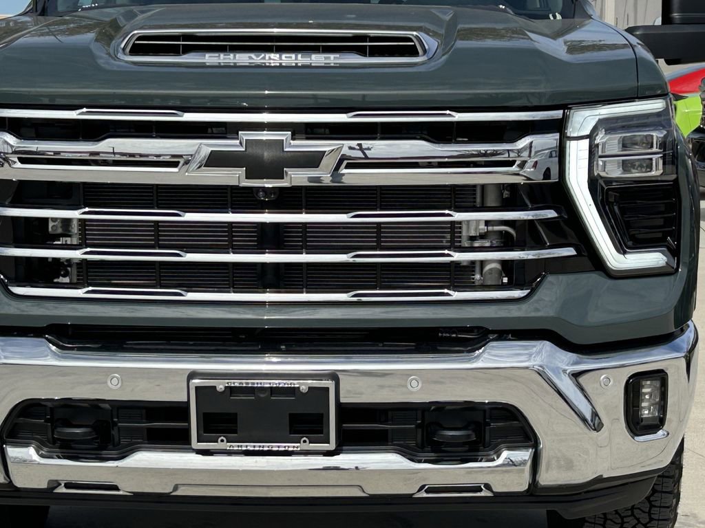 Used 2025 Chevrolet Silverado 2500 LTZ w/ LTZ Convenience Package image 10