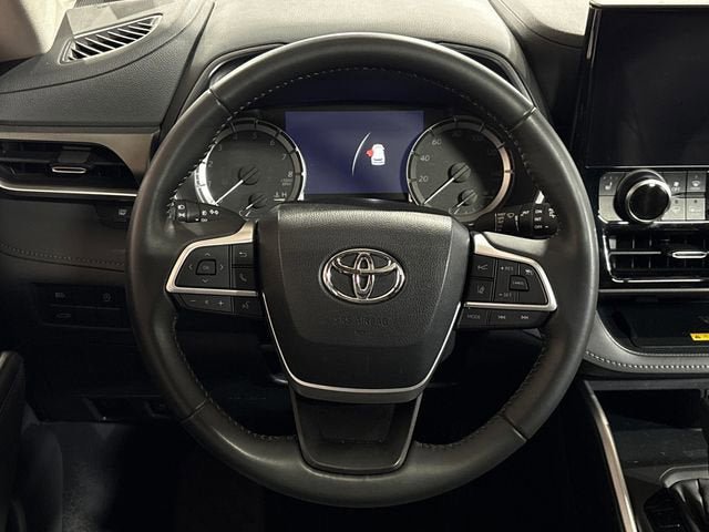 Used 2023 Toyota Highlander XLE AWD/4WD image 24