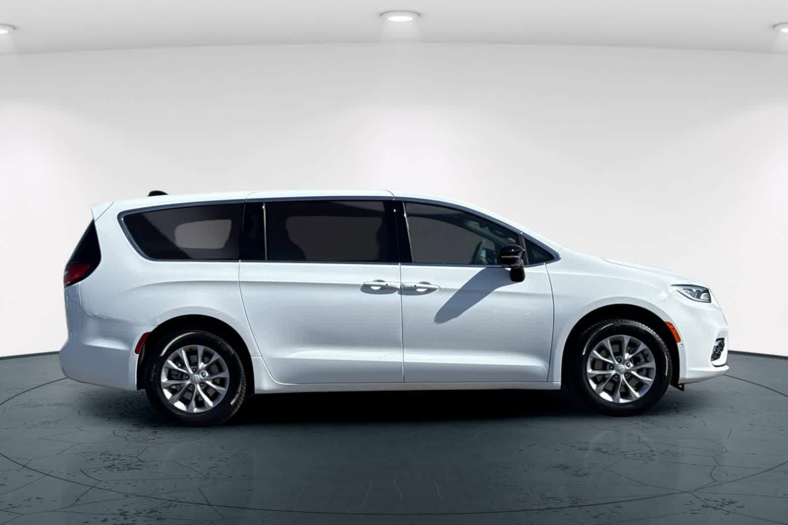 New 2026 Chrysler Pacifica Limited AWD/4WD image 6