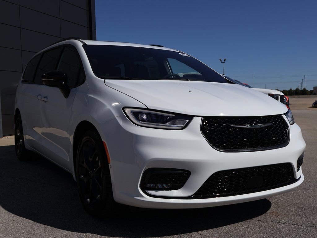 New 2026 Chrysler Pacifica Limited w/ S Appearance Package FWD image 6
