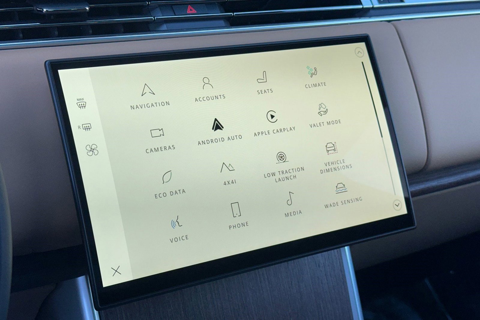 New 2026 Land Rover Range Rover Long Wheelbase SE image 21