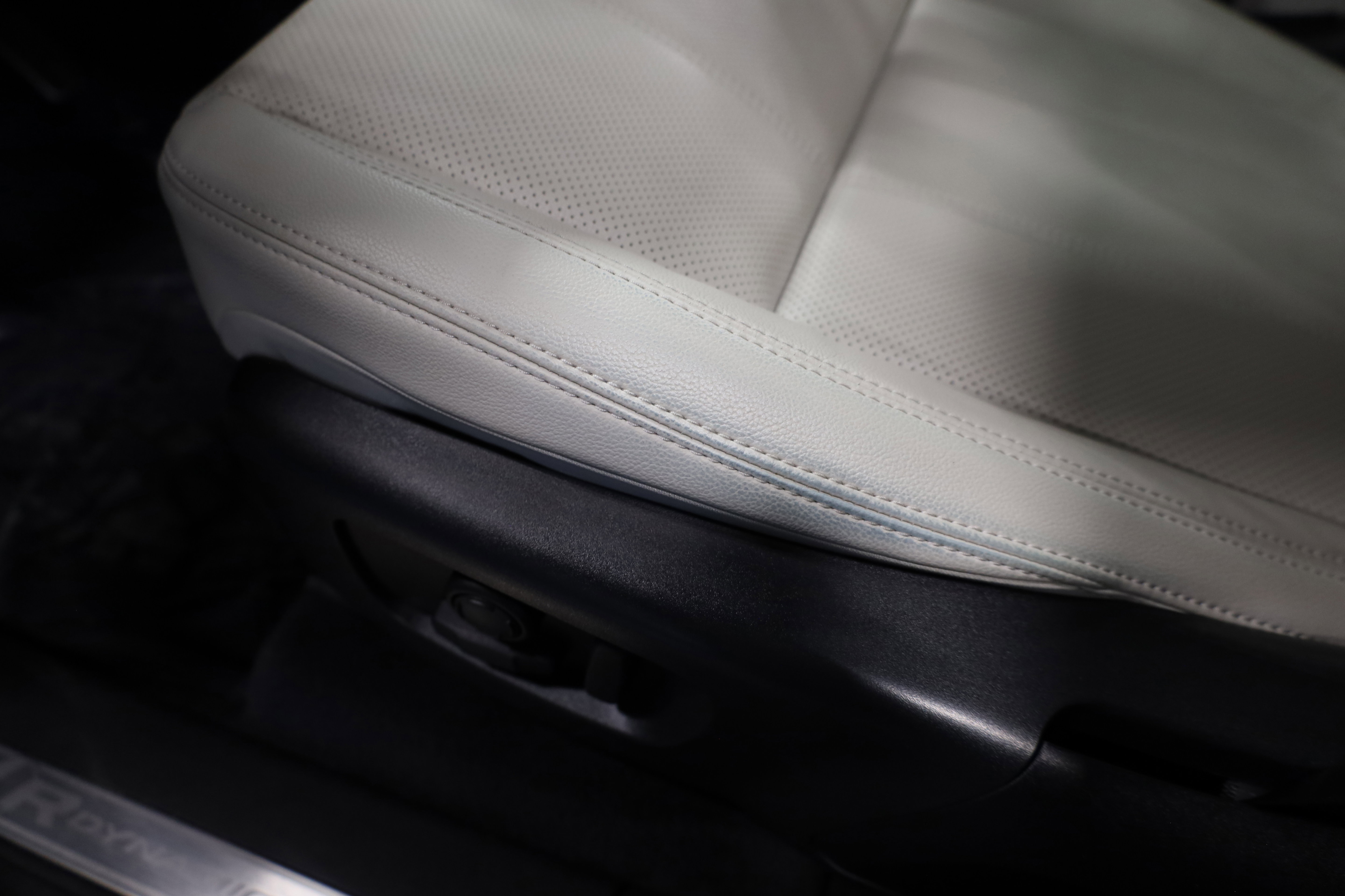 Used 2023 Land Rover Range Rover Velar R-Dynamic S image 18