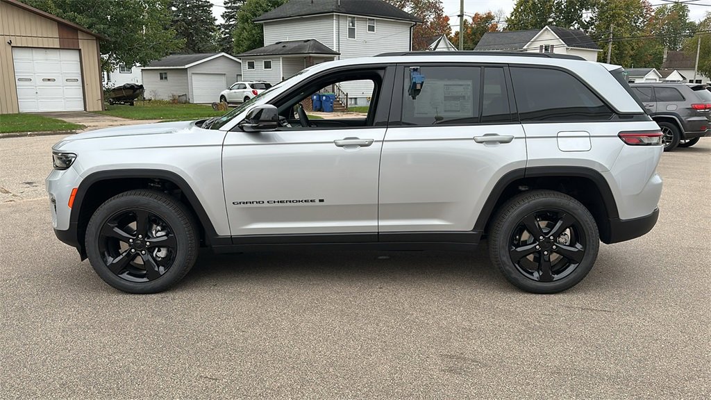 New 2025 Jeep Grand Cherokee Limited w/ Black Appearance Package image 4