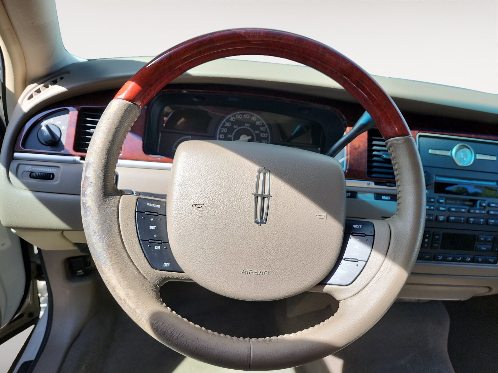 Used 2005 Lincoln Town Car Signature Limited RWD image 12