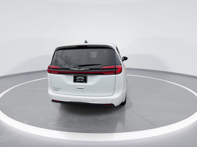 Used 2023 Chrysler Pacifica Touring-L FWD image 7