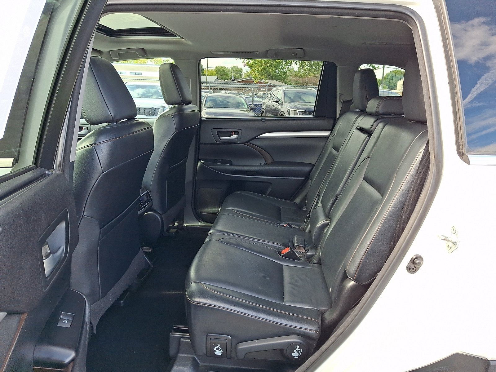 Used 2015 Toyota Highlander XLE AWD/4WD image 12