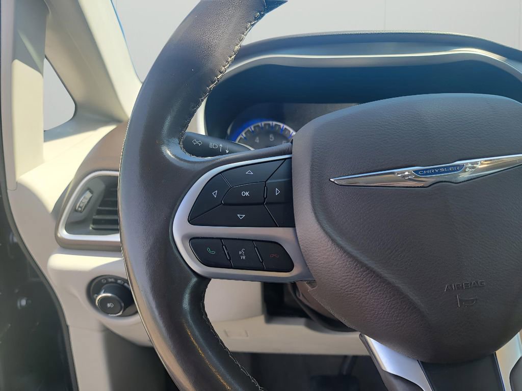 Used 2018 Chrysler Pacifica Touring-L image 15