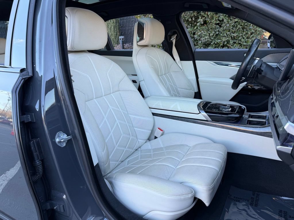 Used 2023 BMW 760i xDrive w/ Executive Package AWD/4WD image 33