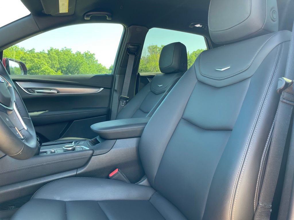 Used 2025 Cadillac XT5 Luxury w/ LPO, Red Accent Package AWD/4WD image 9