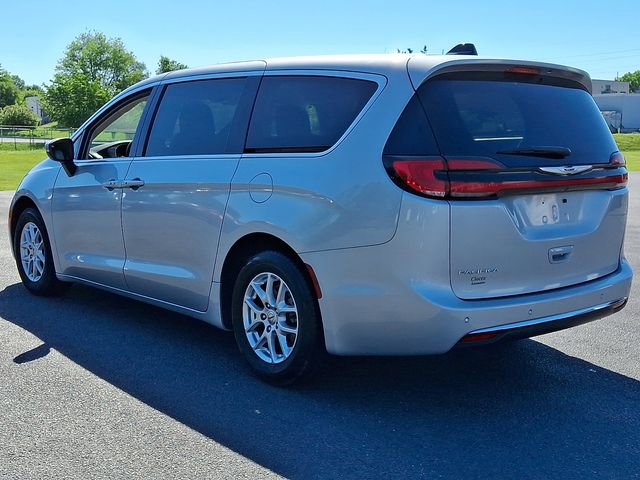 Used 2023 Chrysler Pacifica Touring-L FWD image 7