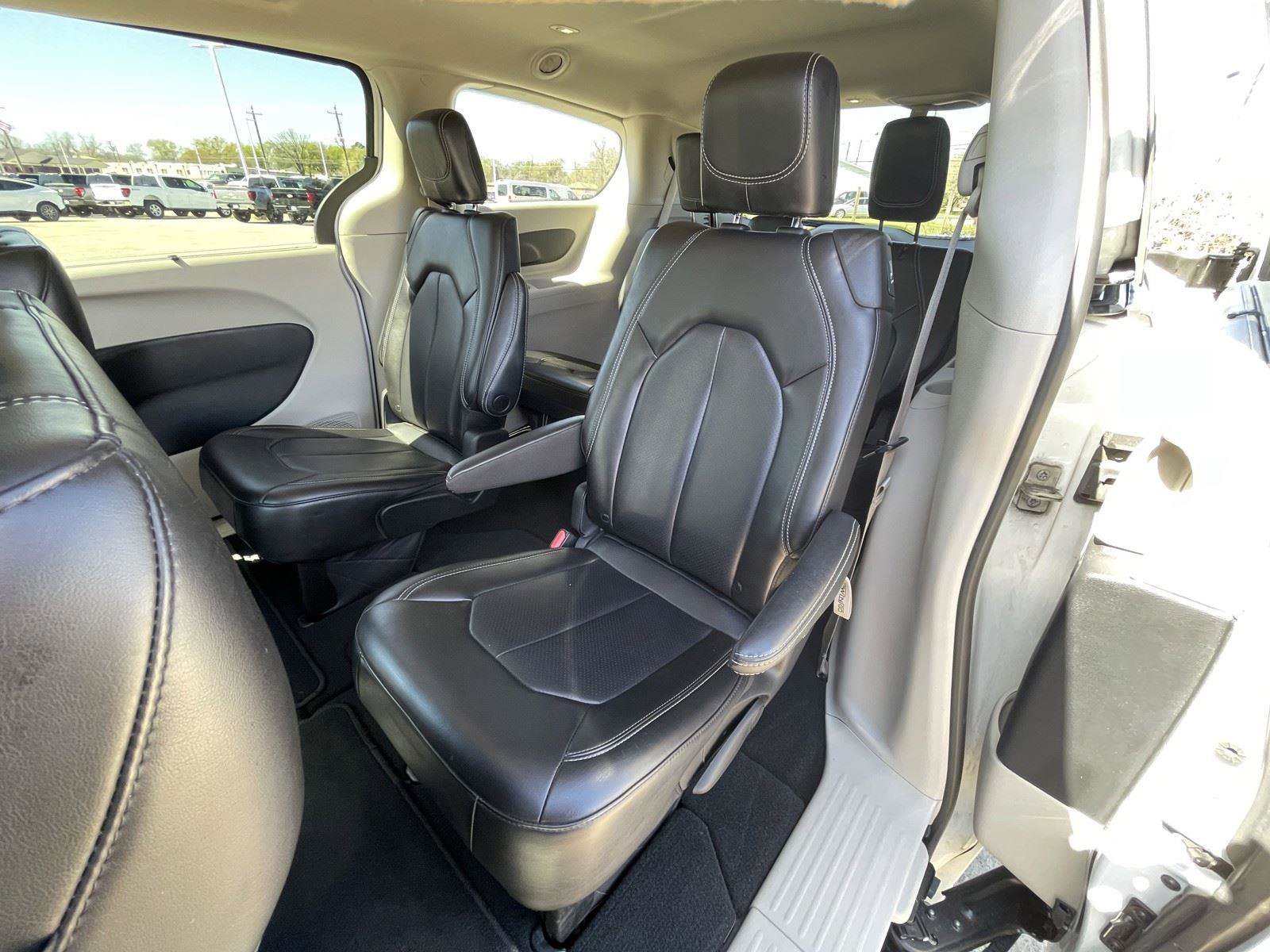 Used 2023 Chrysler Pacifica Touring-L image 38