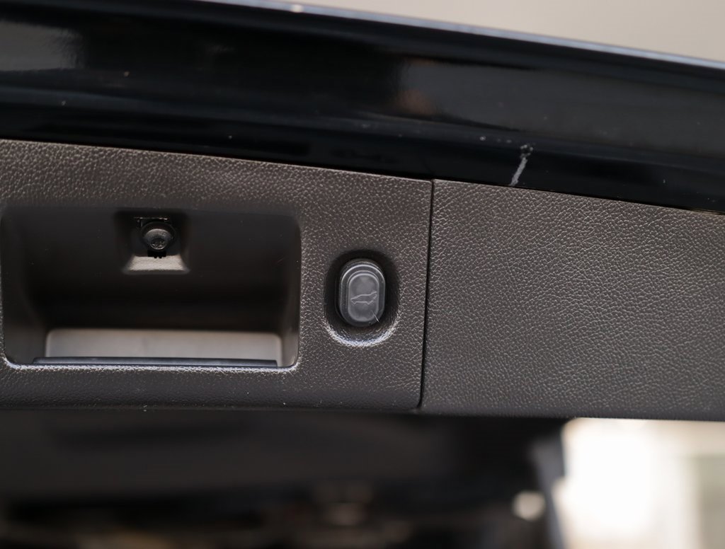 Used 2015 Chevrolet Suburban LT image 32