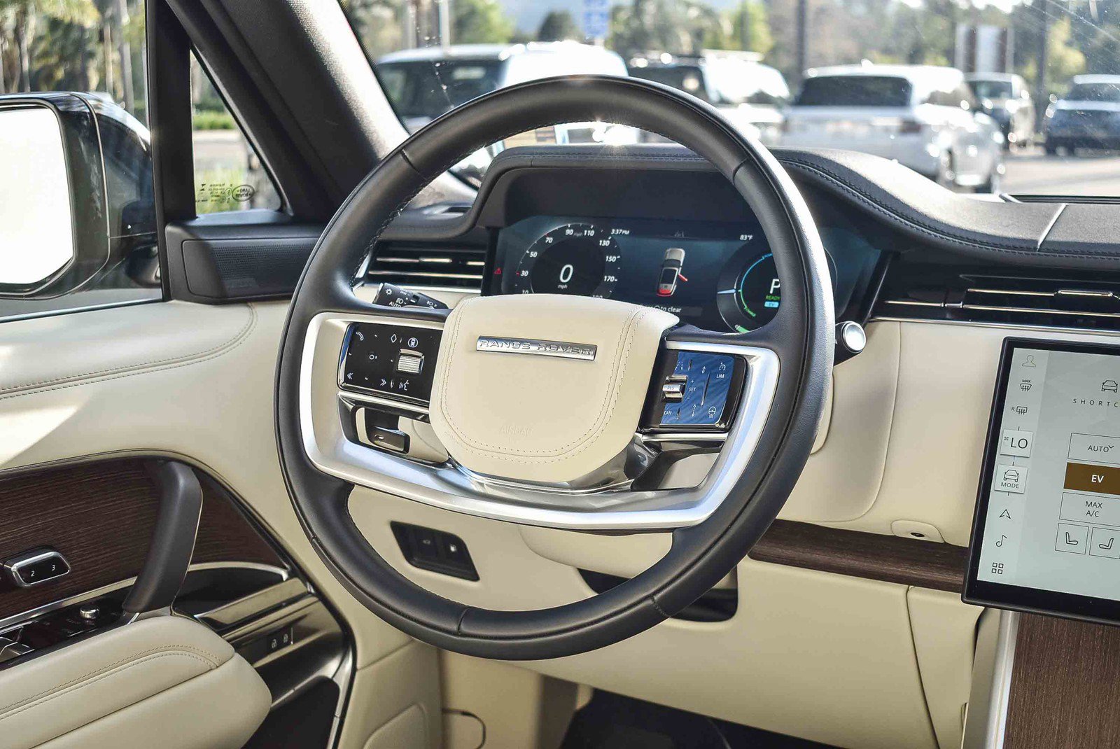Certified 2025 Land Rover Range Rover SE image 16