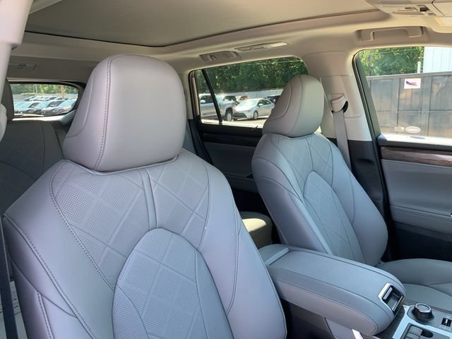 New 2025 Toyota Highlander Platinum AWD/4WD image 18
