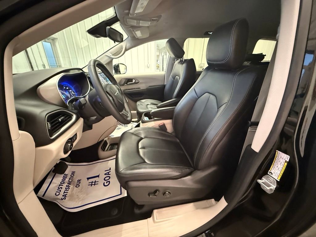 Used 2024 Chrysler Pacifica Touring-L image 19