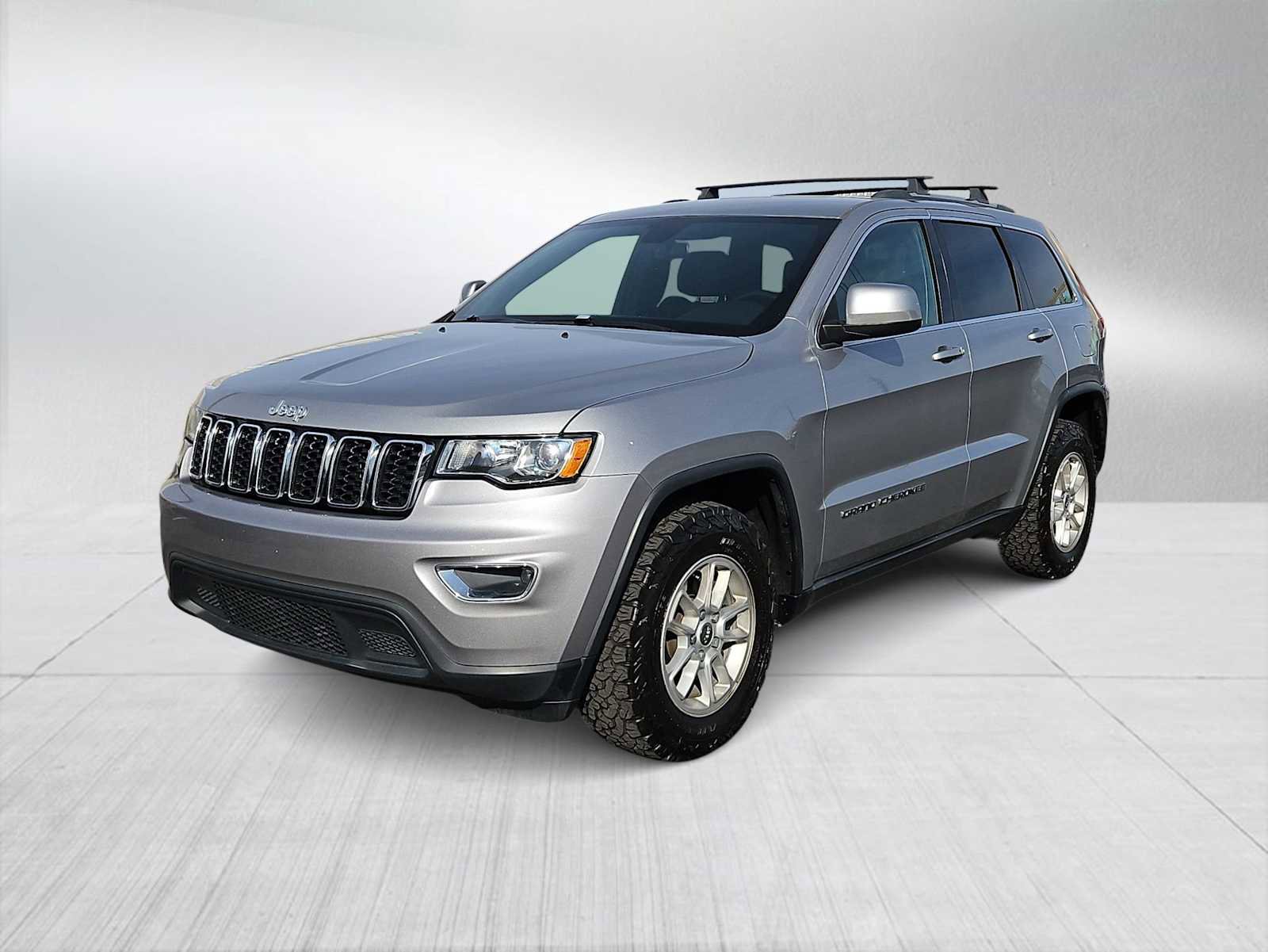 Used 2020 Jeep Grand Cherokee Laredo image 4