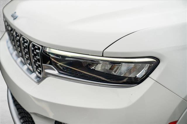 Used 2023 Jeep Grand Cherokee Summit AWD/4WD image 30
