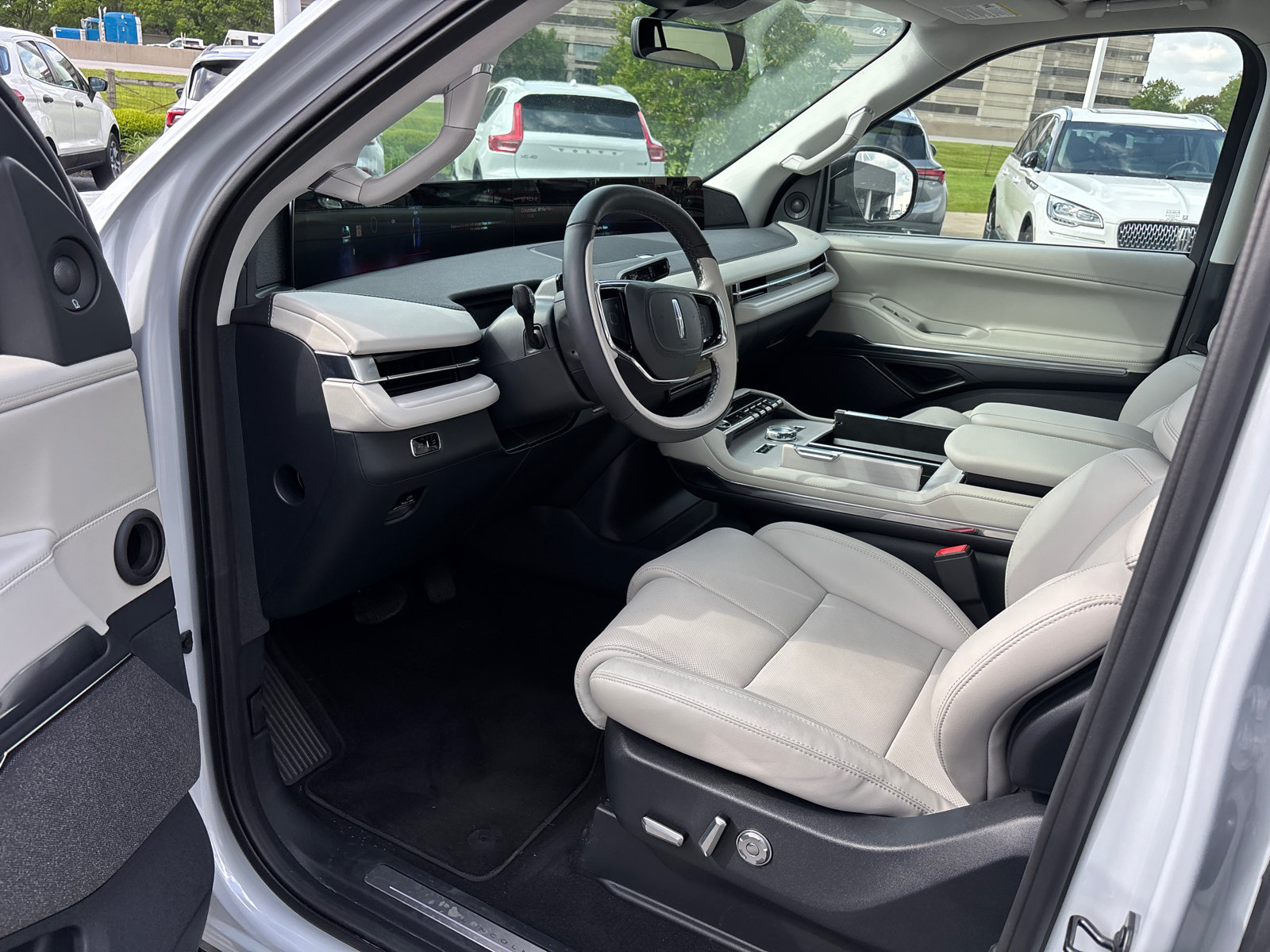 New 2026 Lincoln Navigator Reserve AWD/4WD image 24