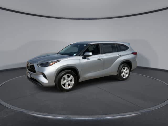 Used 2023 Toyota Highlander LE FWD image 4