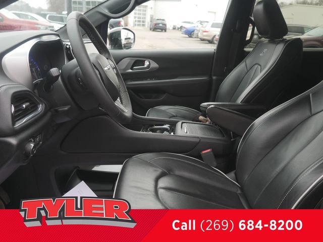 Used 2025 Chrysler Pacifica Limited FWD image 34
