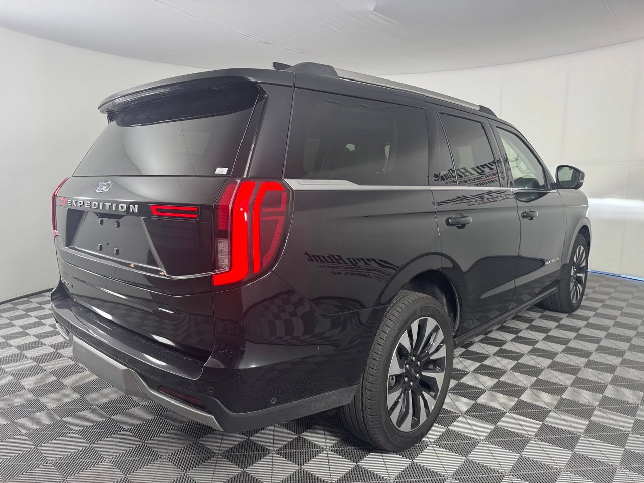 Used 2025 Ford Expedition Platinum w/ Driver's Package AWD/4WD image 7