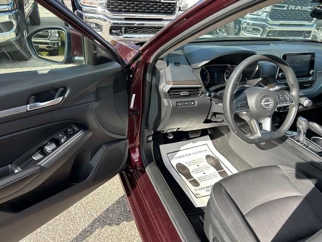Used 2023 Nissan Altima 2.5 SV FWD image 9