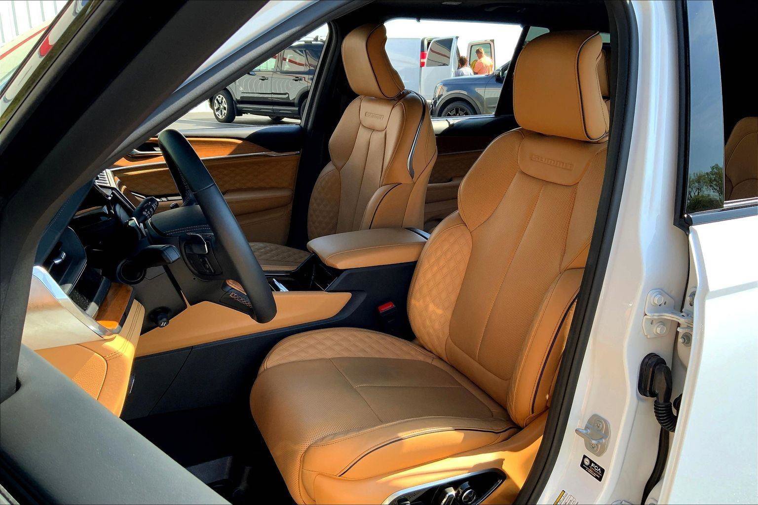 Used 2025 Jeep Grand Cherokee L Summit AWD/4WD image 24