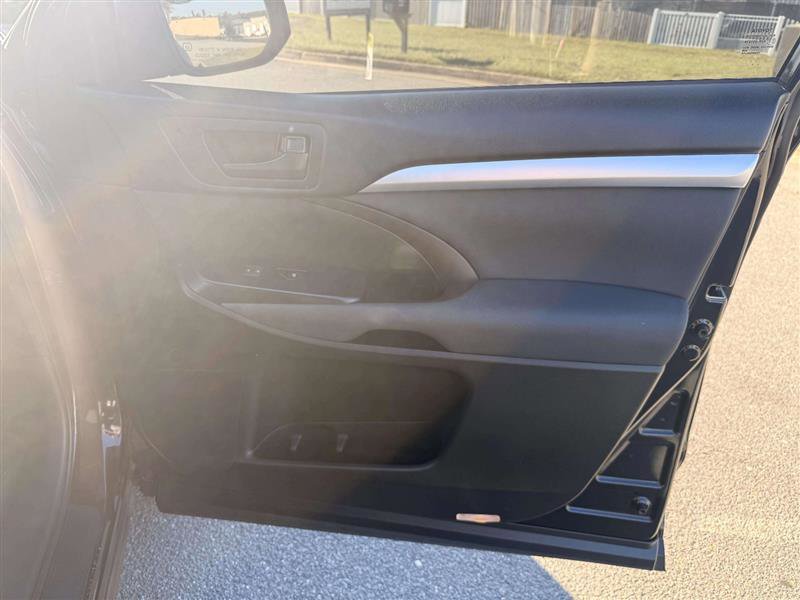 Used 2018 Toyota Highlander LE image 28