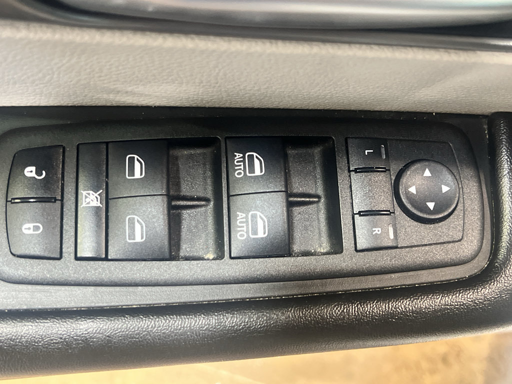Used 2023 Chrysler Pacifica Touring-L FWD image 12