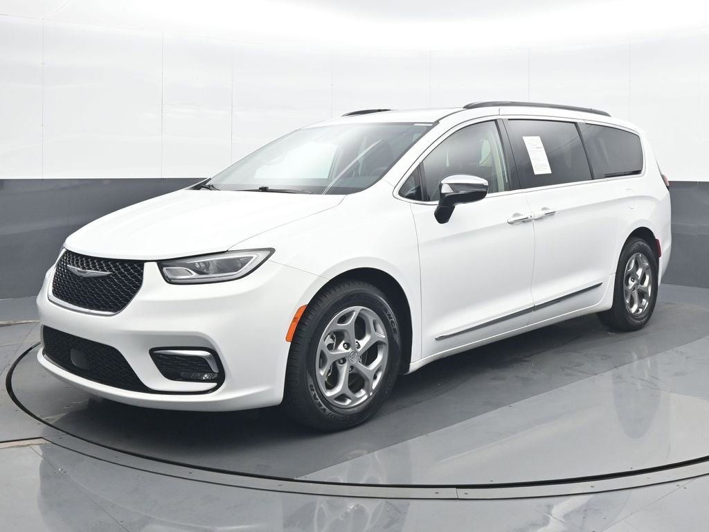 Used 2023 Chrysler Pacifica Limited image 2