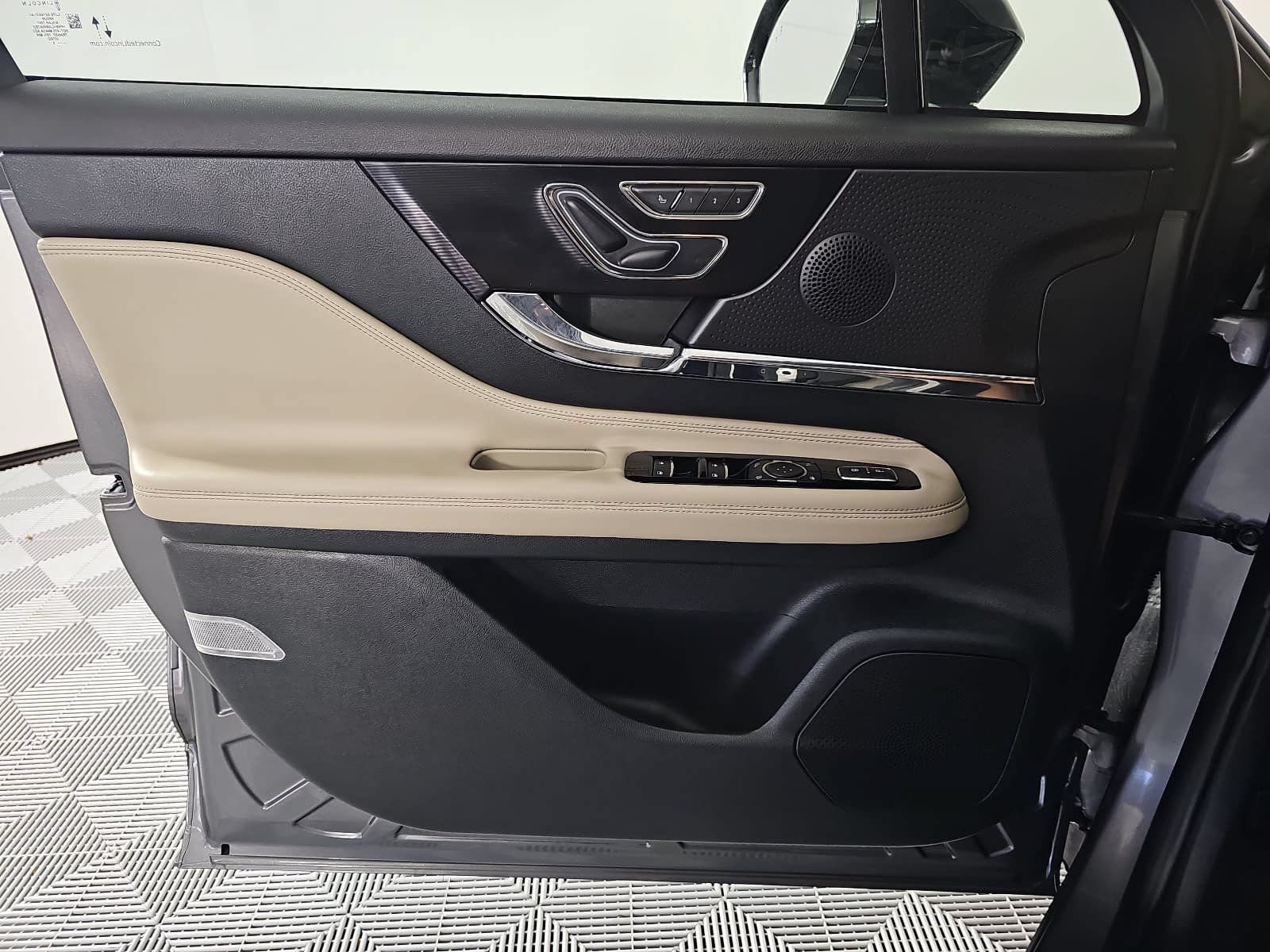 Used 2025 Lincoln Corsair FWD image 27