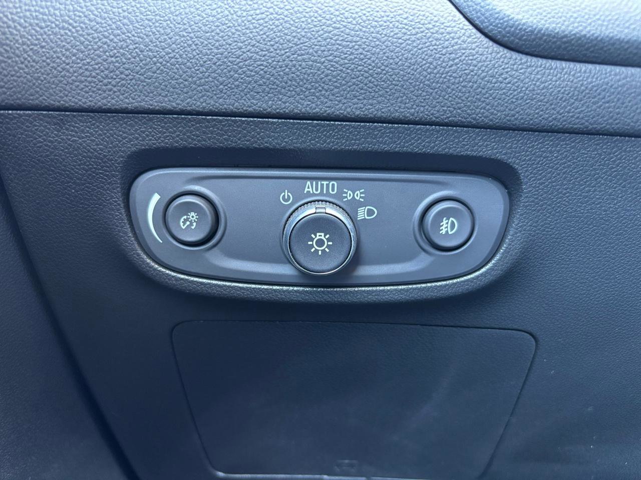 Used 2023 Buick Encore GX Essence w/ Experience Buick Package FWD image 31